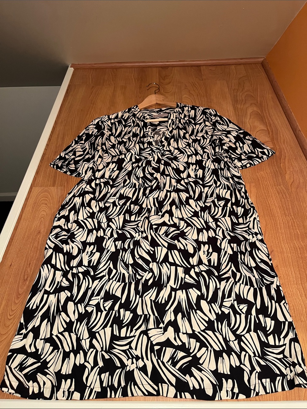 Black & Cream Abstract Short-Sleeve Midi Dress